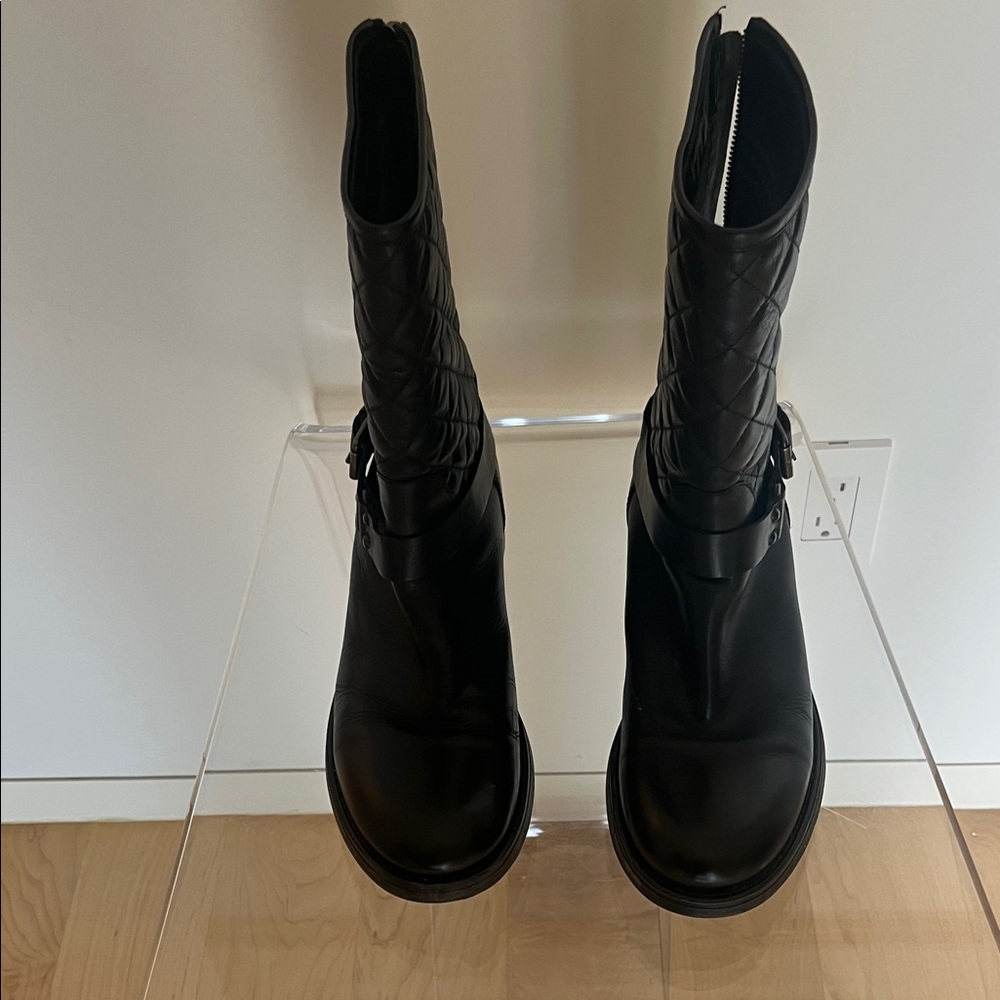 Aquatalia Black Quilted Moto Boots
Lined for extra warmth
Lug sole for traction